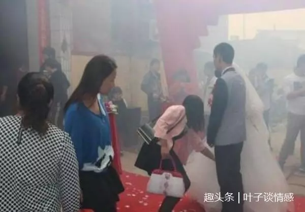 小姑子結婚,落下錢包在她家,第二天她送還過來,打開之後俺愣了