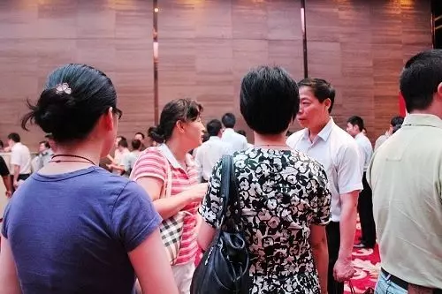 媽出錢付首付,房產證沒女兒名字,婚禮上媽媽的話讓婆婆臉面無存