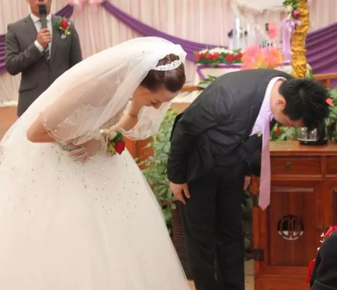 媽出錢付首付,房產證沒女兒名字,婚禮上媽媽的話讓婆婆臉面無存