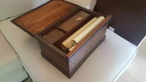 爺爺衣櫃里的神秘盒子竟然藏了超過100年的報紙