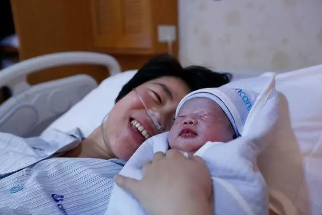 女子生女兒母親給3萬紅包,婆婆給箱酸葡萄,打開來吃時才知錯了