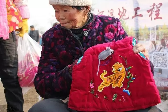 女子生女兒母親給3萬紅包,婆婆給箱酸葡萄,打開來吃時才知錯了