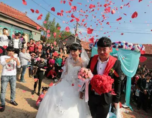 新婚第二天,打破碗婆婆讓老婆凈身出戶,隔天婆婆和老公傻了眼