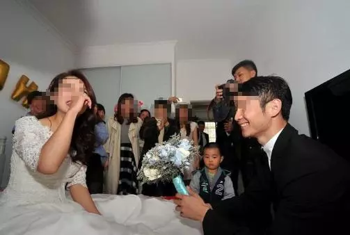 結婚娘家送全款房,外派兩年後回來,看見臥室出來的女人,愣住了
