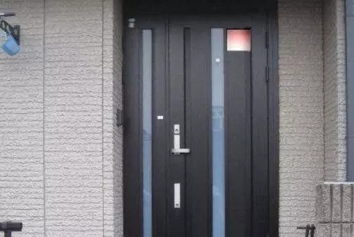 結婚娘家送全款房,外派兩年後回來,看見臥室出來的女人,愣住了