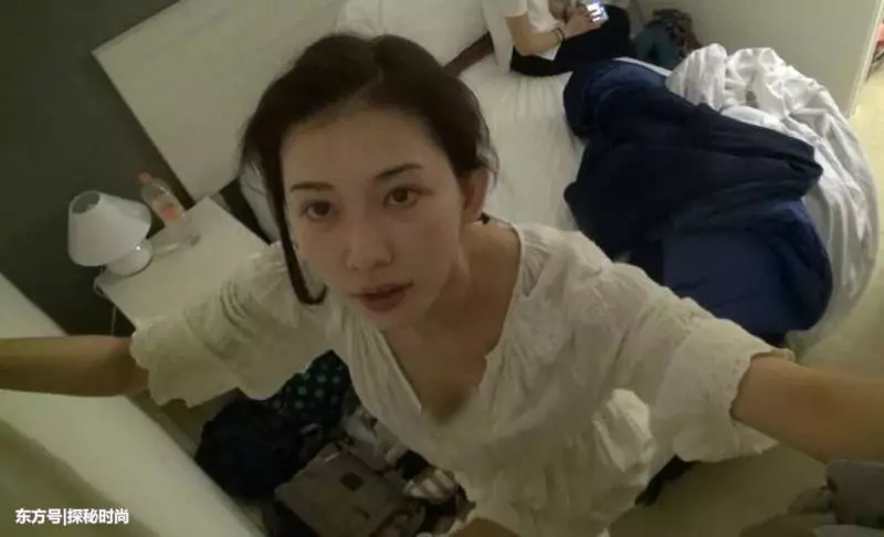 林志玲素顏照片被爆出,身穿睡衣有亮點,網友:五官精緻!