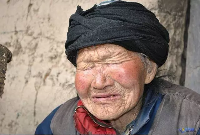 老人撿回棄嬰撫養長大,春節棄嬰回到家卻發現一個埋藏多年的秘密