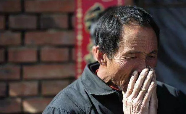 女婿掏10萬替父親治病,臨終老大老二都不來,女兒一回家高興壞了