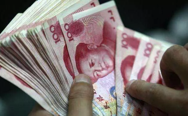 女婿掏10萬替父親治病,臨終老大老二都不來,女兒一回家高興壞了