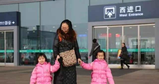 妻子回娘家忘拿手機,手機螢幕一亮,我拿著房本追出門去