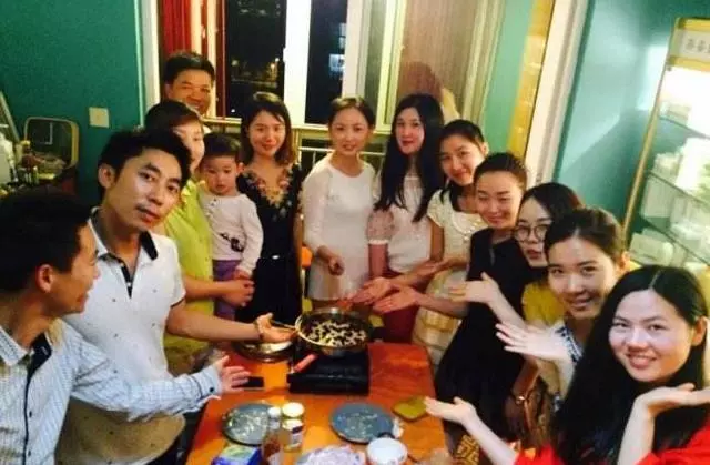 妻子回娘家忘拿手機,手機螢幕一亮,我拿著房本追出門去
