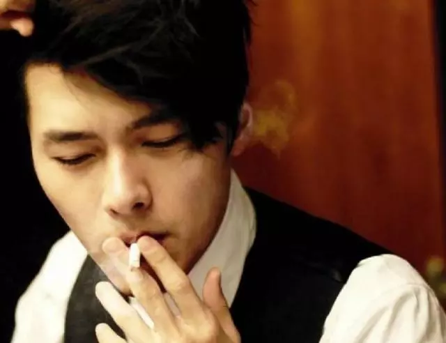 妻子回娘家忘拿手機,手機螢幕一亮,我拿著房本追出門去