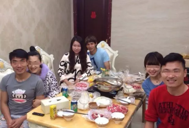 小舅子借豪車帶家人秋遊,次日看到他的朋友圈,我怒摔手機