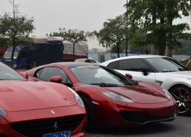小舅子借豪車帶家人秋遊,次日看到他的朋友圈,我怒摔手機