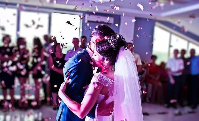 小姑子帶男友回來,婆婆熱情招待,無意瞥見婆婆的手,我趕婆婆走