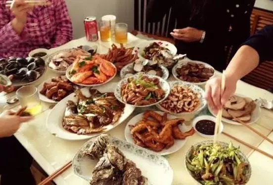 小姑子帶男友回來,婆婆熱情招待,無意瞥見婆婆的手,我趕婆婆走