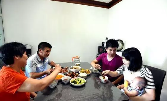 小姑子帶男友回來,婆婆熱情招待,無意瞥見婆婆的手,我趕婆婆走