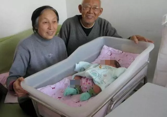 我去照顧妹妹坐月子,半夜聽到房間的聲音,第二天我收拾行李回家