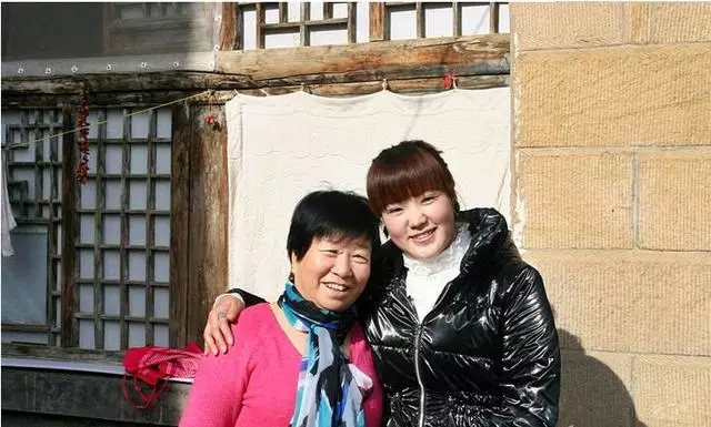我生孩子婆婆不願照顧,婆婆看見老公發的朋友圈,立馬從鄉里趕來