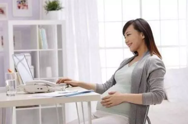 我生孩子婆婆不願照顧,婆婆看見老公發的朋友圈,立馬從鄉里趕來
