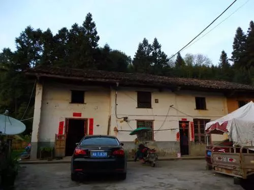 我月薪漲到三萬,嫌棄老婆不掙錢我離婚,兩年後再見她我紅了眼