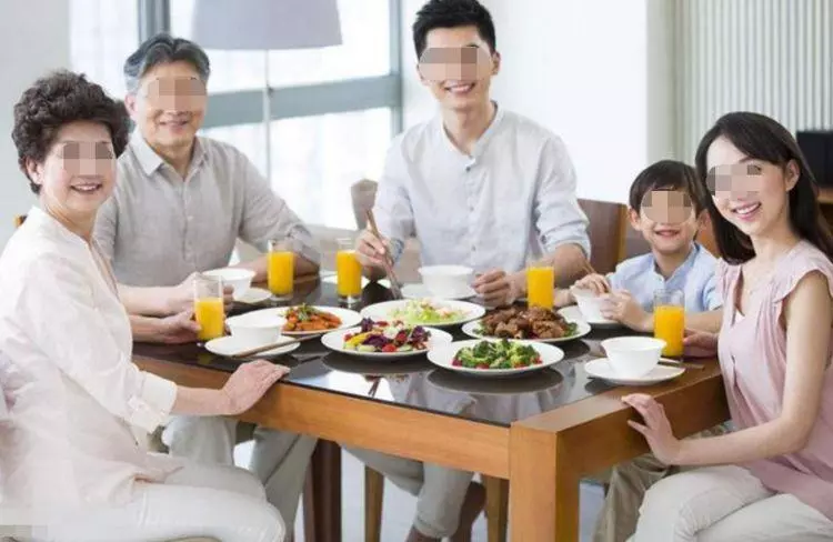 我嫁給了一個撿破爛的 父母把我趕出了家門 三年後母親跪著來求我