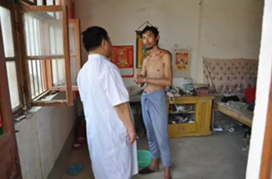 父親為給兒子治病,六萬塊賣了女兒,20年後女兒回來把父親看傻了