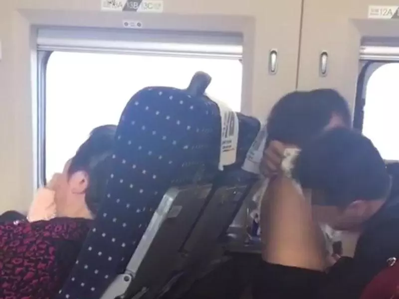 【獸父 · 女兒也不放過!】禽獸父親在高鐵「公然猥瑣」小女兒!目擊者:「掀起衣服不止,還要把手伸進去,然後強吻女兒!」