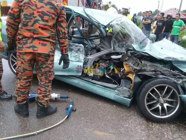 轎車羅釐相撞 警官當場喪命