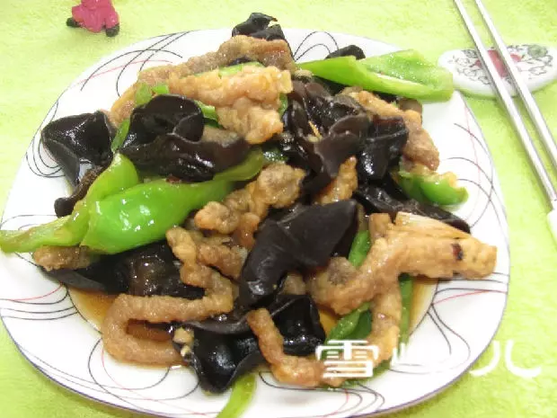 5分鐘即可出鍋的家常干炸肉炒木耳,非常好吃!