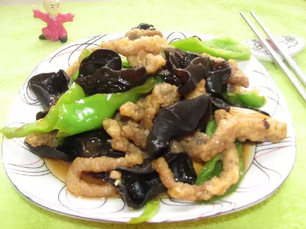 5分鐘即可出鍋的家常干炸肉炒木耳,非常好吃!
