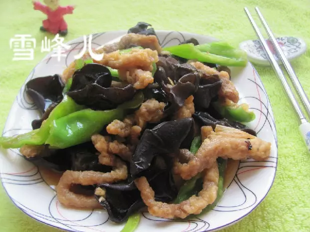 5分鐘即可出鍋的家常干炸肉炒木耳,非常好吃!