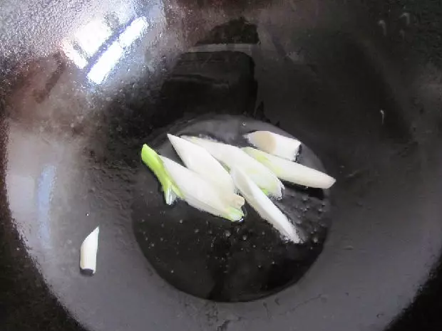 5分鐘即可出鍋的家常干炸肉炒木耳,非常好吃!