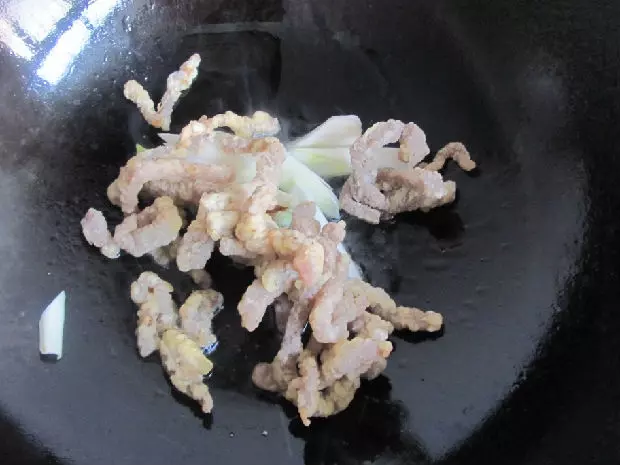 5分鐘即可出鍋的家常干炸肉炒木耳,非常好吃!