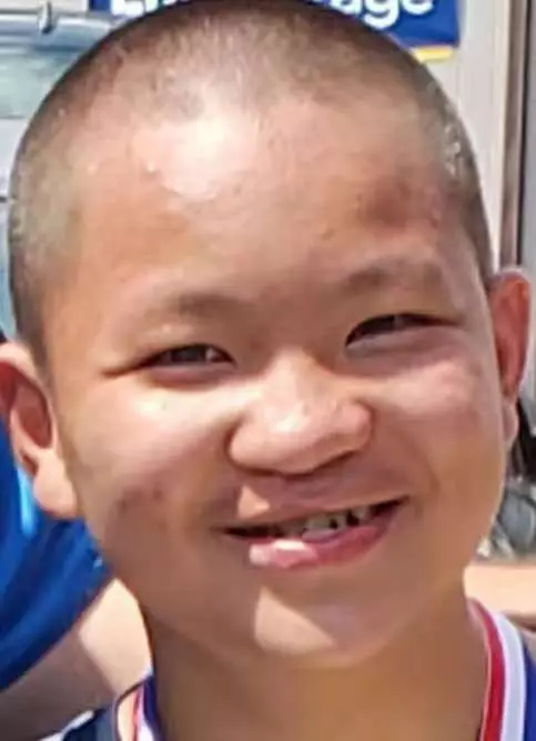 兔唇娃遭遺棄在美國長大,回國尋親生父母:病治好了,看一眼你們