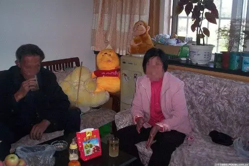 每月給婆婆三千,一到月中就要錢,幫打掃房間時瞧了眼床底,傻了