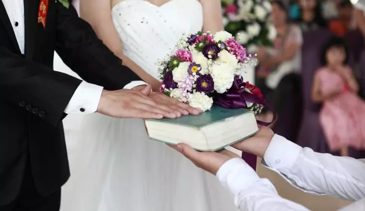 結婚三年俺沒懷孕,老公留張卡就拋棄俺,十年後取錢俺傻住
