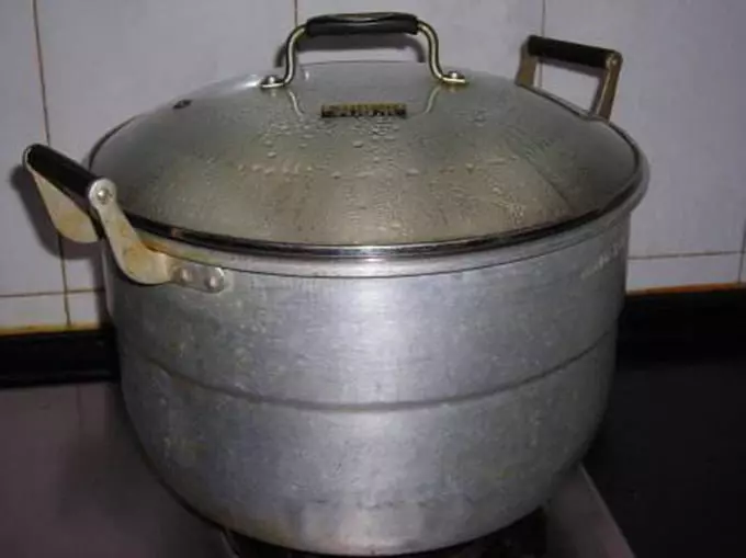 孕婦半夜想吃排骨,婆婆賭氣燉了6斤,關火後掀開鍋蓋,含淚自首