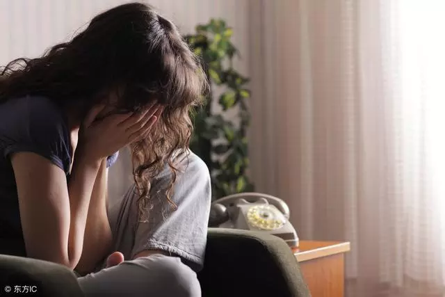 丈夫異常加班,回來就睡從不恩愛,妻子很困惑,第二天跟蹤傻住