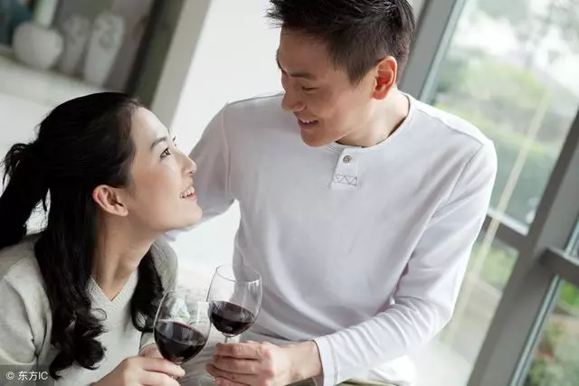 丈夫異常加班,回來就睡從不恩愛,妻子很困惑,第二天跟蹤傻住