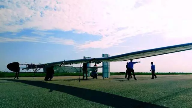 又一款飛機首飛成功,幾乎可以「永不著陸」,俄網友:又落後中國
