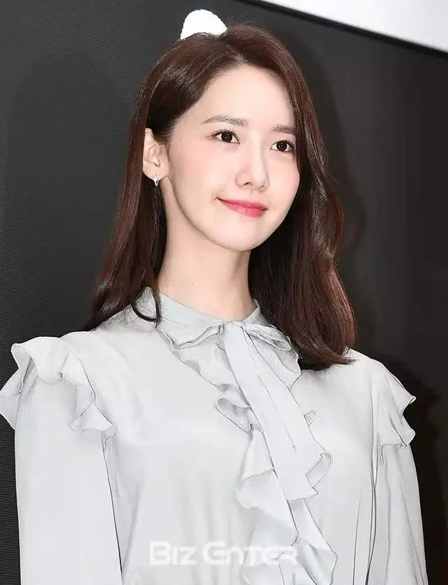 少女時代允兒亮相活動仙氣十足 皮膚白到發光美腿實力吸睛
