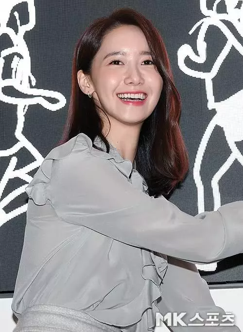 少女時代允兒亮相活動仙氣十足 皮膚白到發光美腿實力吸睛