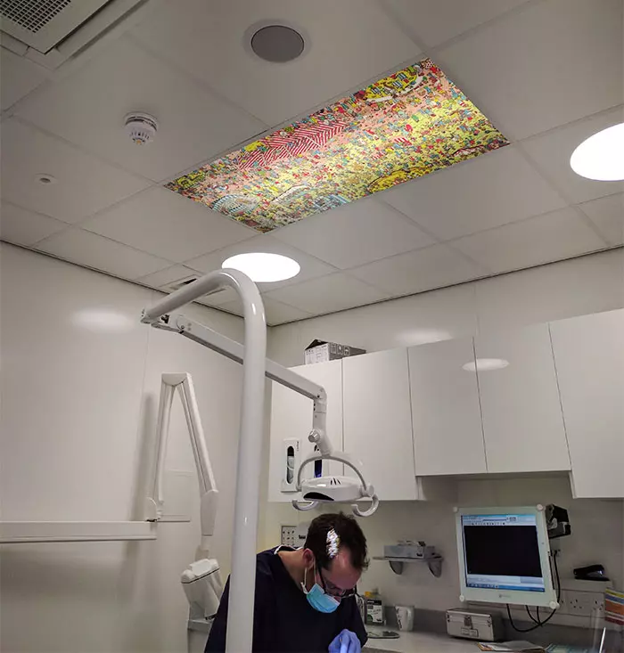 20位成功「把看病變得不可怕」的幽默醫生 牙醫的天花板讓病人不無聊