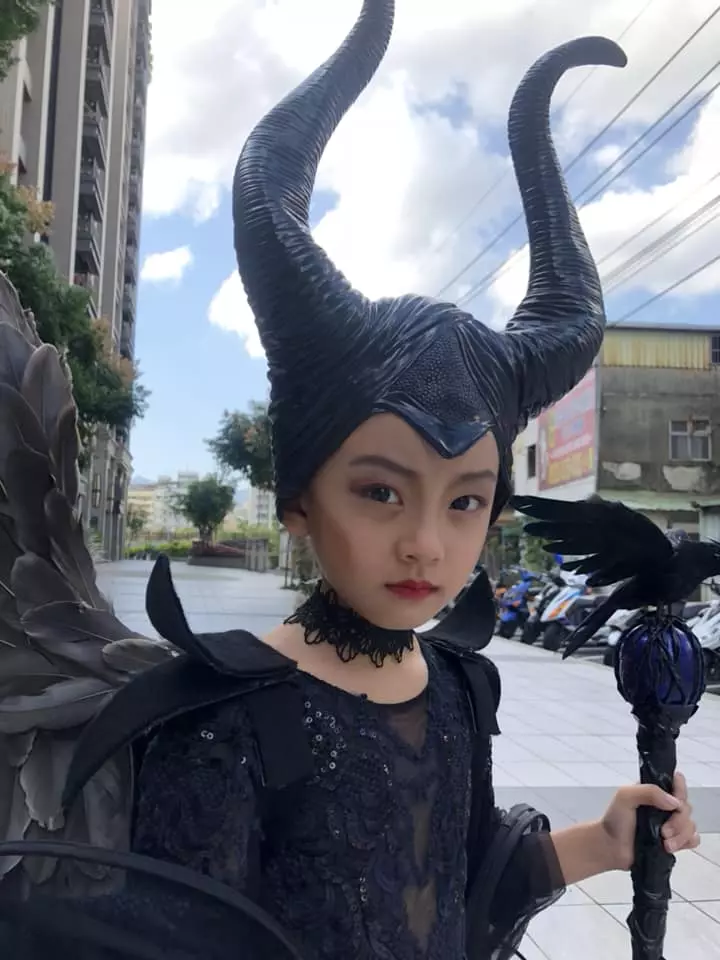 花3千5做出萬聖節最強戰袍 媽媽讓女兒變「黑魔女」同學看呆了