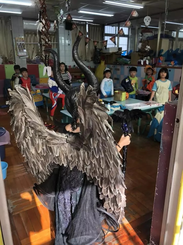 花3千5做出萬聖節最強戰袍 媽媽讓女兒變「黑魔女」同學看呆了