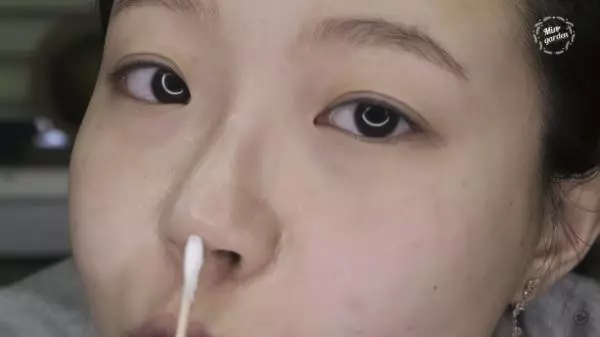 韓國正妹教大家「有效去除黑頭」!省錢又不傷皮膚的秘訣竟是平凡無奇的「凡士林」?!