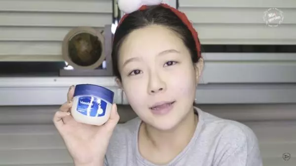 韓國正妹教大家「有效去除黑頭」!省錢又不傷皮膚的秘訣竟是平凡無奇的「凡士林」?!