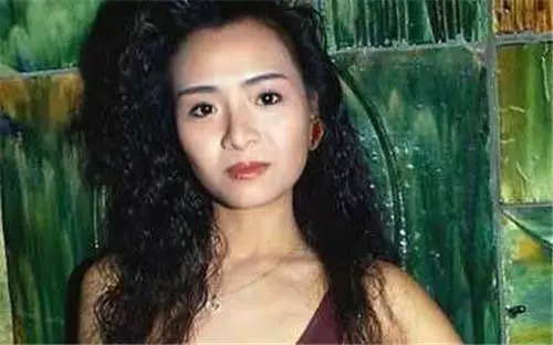 波霸女神葉子楣近照曝光,為胸部投保200萬,如今53歲風采依舊!