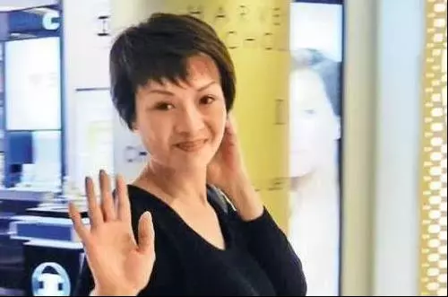 波霸女神葉子楣近照曝光,為胸部投保200萬,如今53歲風采依舊!